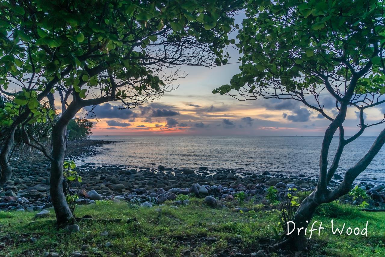 Driftwood Hostel And Bungalows เกาะรงสำลน ภายนอก รูปภาพ
