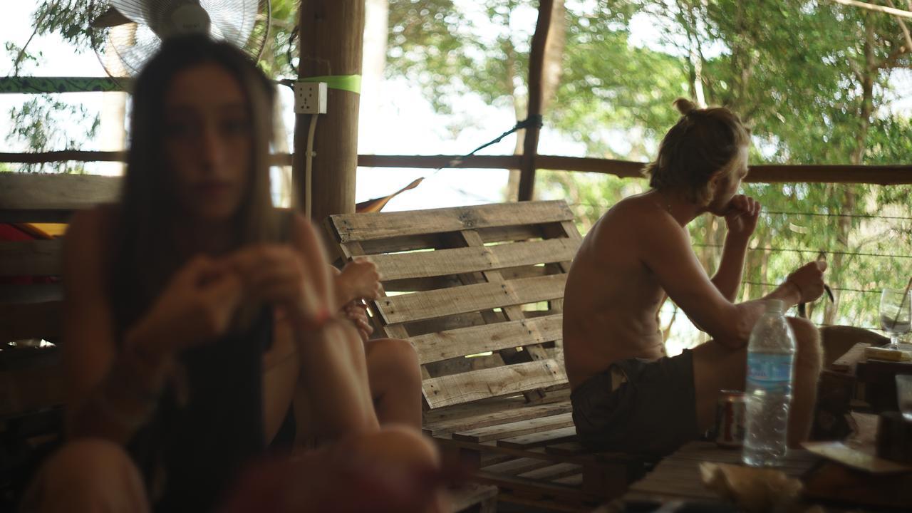 Driftwood Hostel And Bungalows เกาะรงสำลน ภายนอก รูปภาพ