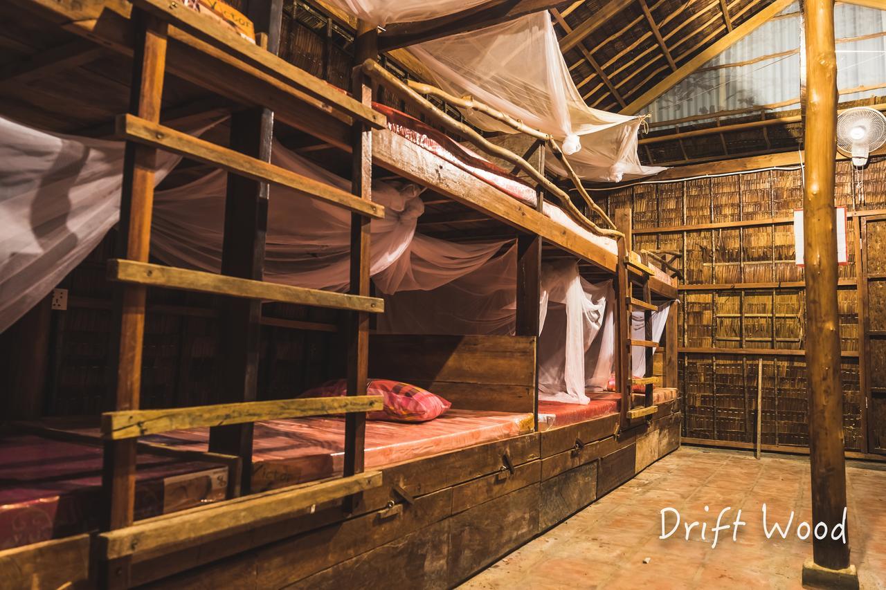 Driftwood Hostel And Bungalows เกาะรงสำลน ภายนอก รูปภาพ