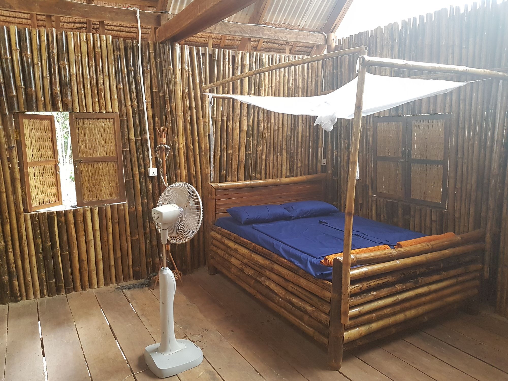 Driftwood Hostel And Bungalows เกาะรงสำลน ภายนอก รูปภาพ